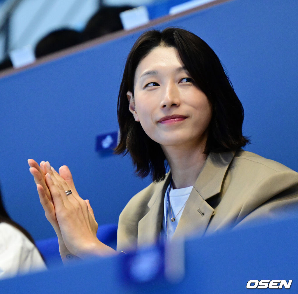 2일 인천 계양체육관에서 진에어 2025~2026 V리그 남자부 챔피언결정 1차전이 열렸다.양팀은 2시즌 연속 챔피언결정전에서 만났다. 대한항공은 정규리그 1위, 현대캐피탈은 2위로 우리카드를 플레이오프에서 꺾고 올라왔다. 김연경이 챔피언결정전을 찾아 관전하고 있다. 2026.04.02 / jpnews@osen.co.kr