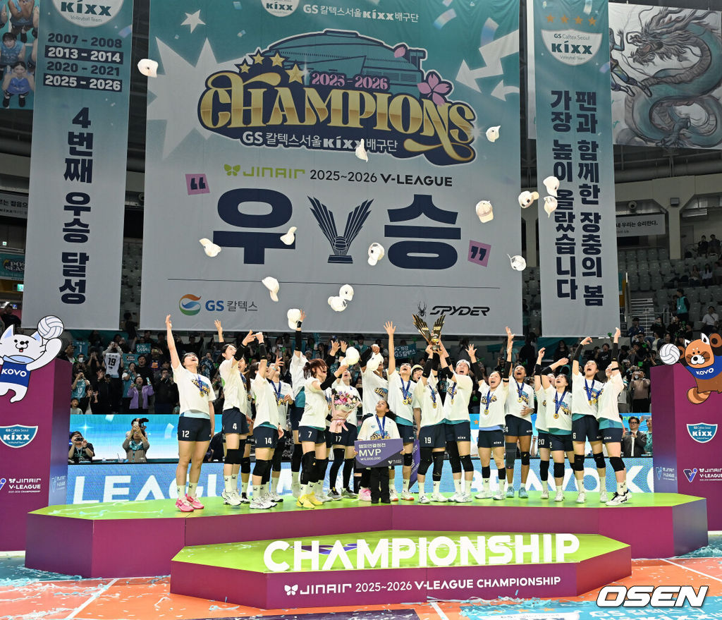 정규시즌 3위를 기록한 GS칼텍스가 가장 높은 곳에서 시즌을 마무리했다.GS칼텍스는 5일 장충체육관에서 열린 2025-2026 V리그 여자부 챔피언 결정 3차전에서 세트 스코어 3-1(25-15 19-25 25-20 25-20)으로 이겼다. 2020~21시즌 이후 5년 만에 정상을 탈환했다.경기를 마치고 우승 세리머니가 진행되고 있다. 2026.04.05 / rumi@osen.co.kr