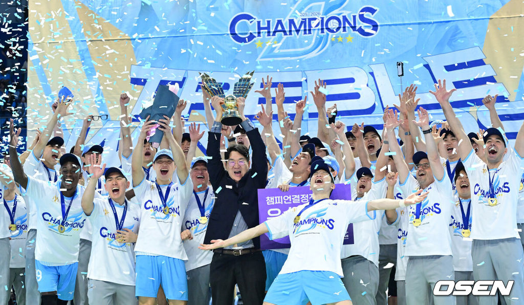 헤난 달 조토 감독이 이끄는 대한항공이 결국 트레블을 완성했다.대한항공은은 10일 인천 계양체육관에서 열린 2025-2026시즌 챔피언결정전(5전3승제) 5차전에서 세트 스코어 3-1(25-18 25-21 19-25 25-23)로 이겼다. 2020-2021시즌 이후 5년 만에 열린 챔프전 5차전. 마지막에 웃은 팀은 대한항공이다.우승을 거머쥔 대한항공 헤난 달 조토 감독을 비롯한 코칭스태프와 MVP 정지석, 조원태 대한항공 구단주 겸 KOVO 총재가 트로피를 들고 기뻐하고 있다. 2026.04.10 / dreamer@osen.co.kr