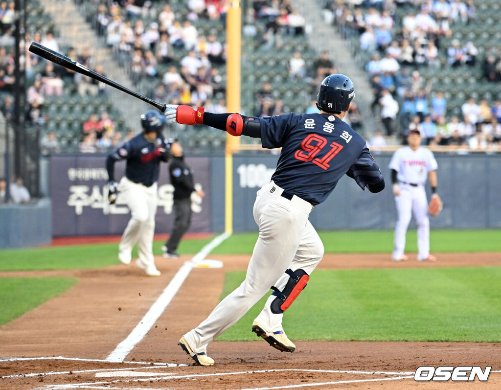 16일 서울 잠실야구장에서 2026 신한 SOL KBO리그 LG 트윈스와 롯데 자이언츠의 경기가 열렸다.이날 LG는 치리노스, 롯데는 로드리게스를 선발로 내세웠다.1회초 2사 1,3루에서 롯데 윤동희가 좌전 적시 2루타를 치고 있다. 2026.04.16 /sunday@osen.co.kr