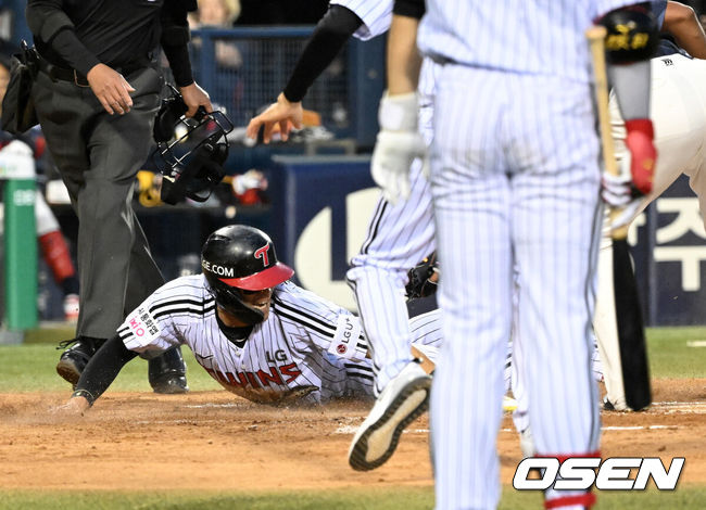 [OSEN=잠실, 이대선 기자] 16일 서울 잠실야구장에서 2026 신한 SOL KBO리그 LG 트윈스와 롯데 자이언츠의 경기가 열렸다.이날 LG는 치리노스, 롯데는 로드리게스를 선발로 내세웠다.2회말 1사 2루에서 롯데 로드리게스의 폭투 때 2루주자 천성호가 홈으로 쇄도했으나 아웃되고 있다. 2026.04.16 /sunday@osen.co.kr
