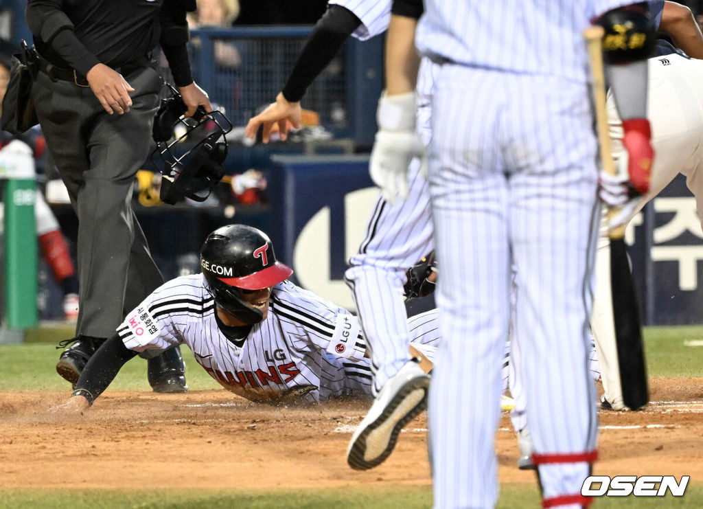 16일 서울 잠실야구장에서 2026 신한 SOL KBO리그 LG 트윈스와 롯데 자이언츠의 경기가 열렸다.이날 LG는 치리노스, 롯데는 로드리게스를 선발로 내세웠다.2회말 1사 2루에서 롯데 로드리게스의 폭투 때 2루주자 천성호가 홈으로 쇄도했으나 아웃되고 있다. 2026.04.16 /sunday@osen.co.kr