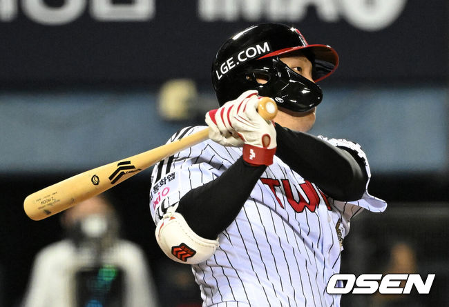 [OSEN=잠실, 이대선 기자] 16일 서울 잠실야구장에서 2026 신한 SOL KBO리그 LG 트윈스와 롯데 자이언츠의 경기가 열렸다.이날 LG는 치리노스, 롯데는 로드리게스를 선발로 내세웠다.5회말 2사 1,2루에서 LG 문보경이 우전 적시타를 치고 있다. 2026.04.16 /sunday@osen.co.kr