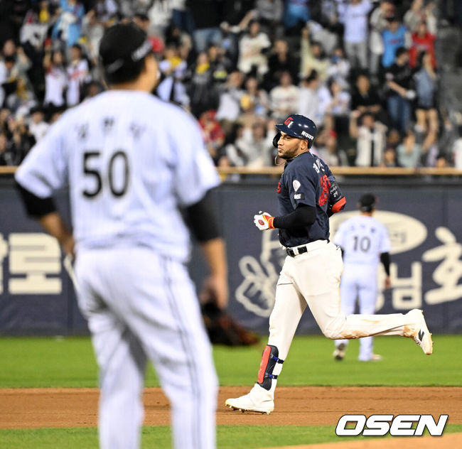 [OSEN=잠실, 이대선 기자] 16일 서울 잠실야구장에서 2026 신한 SOL KBO리그 LG 트윈스와 롯데 자이언츠의 경기가 열렸다.이날 LG는 치리노스, 롯데는 로드리게스를 선발로 내세웠다.6회초 2사 1루에서 롯데 레이예스가 좌중월 투런 홈런을 치고 그라운드를 돌고 있다. 2026.04.16 /sunday@osen.co.kr