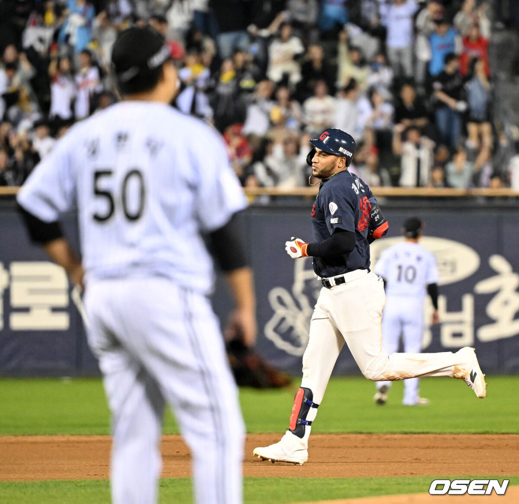 16일 서울 잠실야구장에서 2026 신한 SOL KBO리그 LG 트윈스와 롯데 자이언츠의 경기가 열렸다.이날 LG는 치리노스, 롯데는 로드리게스를 선발로 내세웠다.6회초 2사 1루에서 롯데 레이예스가 좌중월 투런 홈런을 치고 그라운드를 돌고 있다. 2026.04.16 /sunday@osen.co.kr