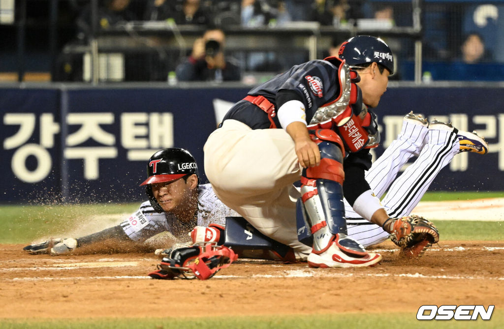 16일 서울 잠실야구장에서 2026 신한 SOL KBO리그 LG 트윈스와 롯데 자이언츠의 경기가 열렸다.이날 LG는 치리노스, 롯데는 로드리게스를 선발로 내세웠다.7회말 1사 2,3루에서 LG 박동원의 땅볼 때 3루주자 오지환이 홈으로 쇄도해 득점하고 있다. 2026.04.16 /sunday@osen.co.kr