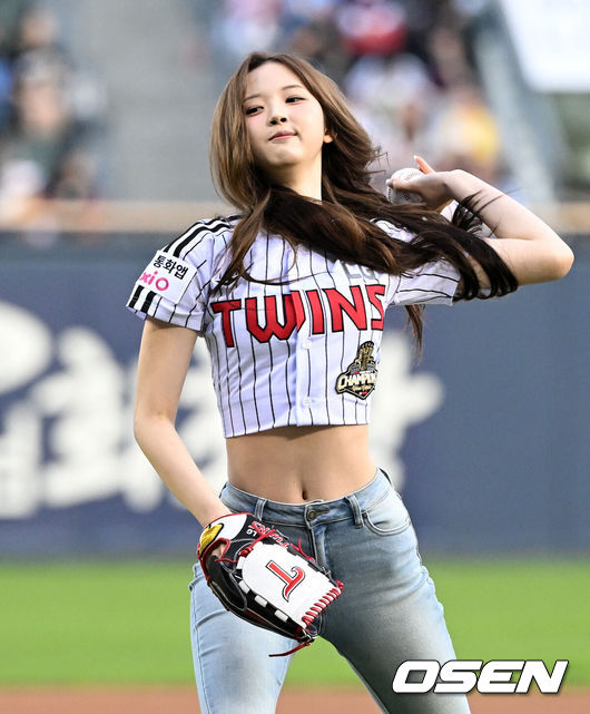 [OSEN=잠실, 이대선 기자] 16일 서울 잠실야구장에서 2026 신한 SOL KBO리그 LG 트윈스와 롯데 자이언츠의 경기가 열렸다.이날 LG는 치리노스, 롯데는 로드리게스를 선발로 내세웠다. 경기에 앞서 걸그룹 트리플에스 지우가 시구를 하고 있다. 2026.04.16 /sunday@osen.co.kr