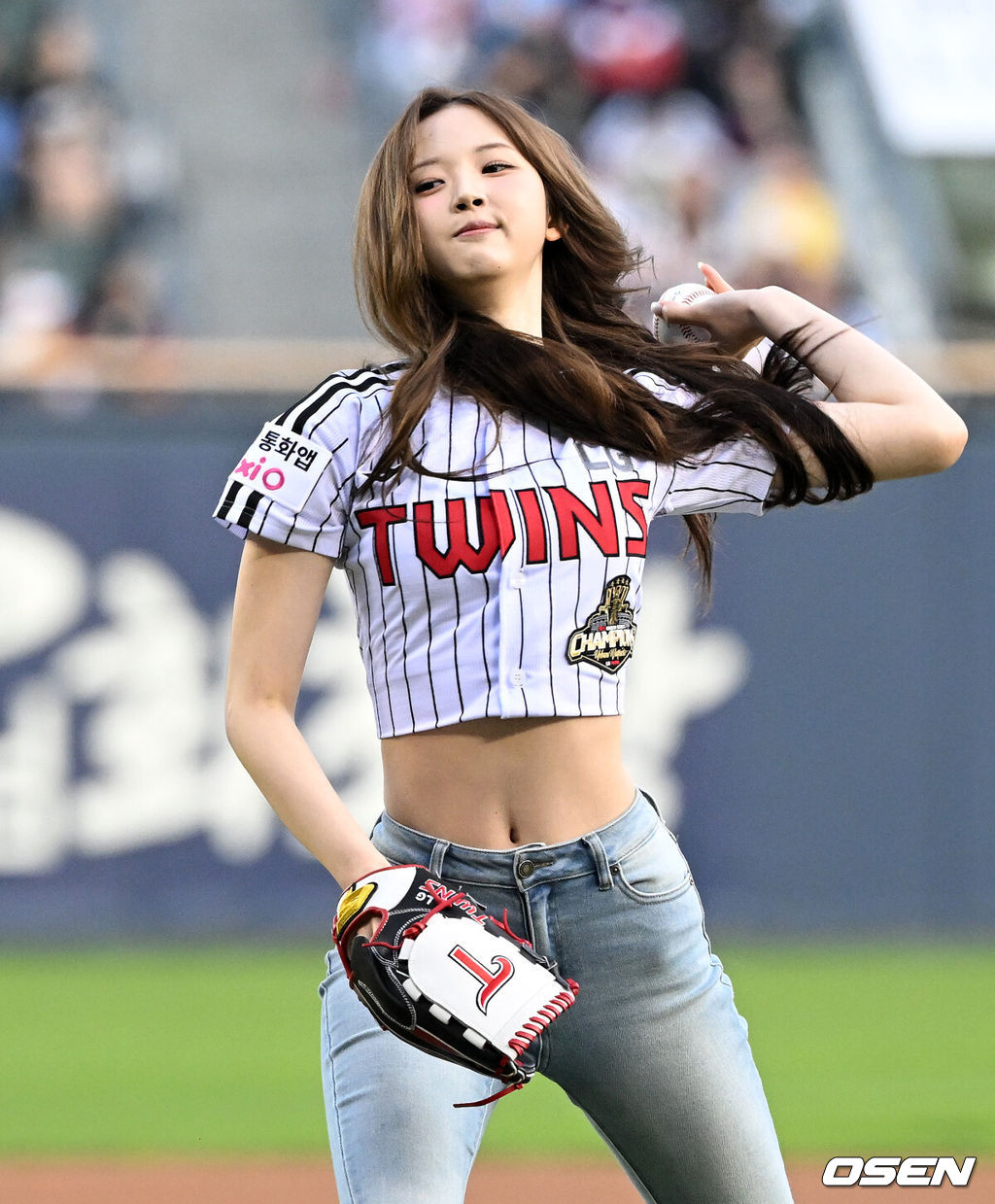 16일 서울 잠실야구장에서 2026 신한 SOL KBO리그 LG 트윈스와 롯데 자이언츠의 경기가 열렸다.이날 LG는 치리노스, 롯데는 로드리게스를 선발로 내세웠다. 경기에 앞서 걸그룹 트리플에스 지우가 시구를 하고 있다. 2026.04.16 /sunday@osen.co.kr