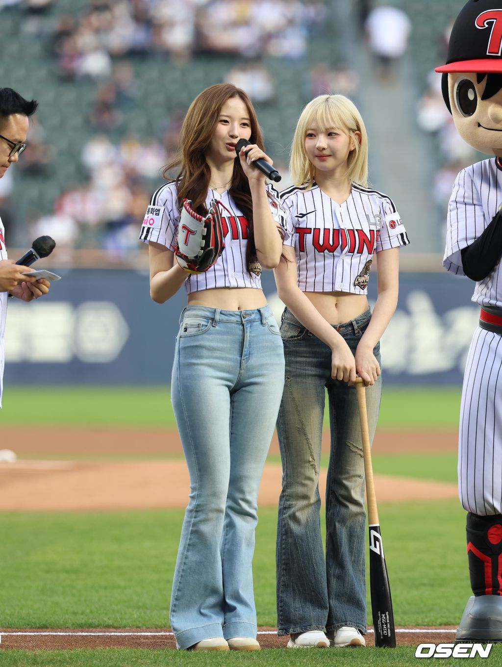 16일 서울 잠실야구장에서 2026 신한 SOL KBO리그 LG 트윈스와 롯데 자이언츠의 경기가 열렸다. 경기에 앞서 걸그룹 트리플에스 지우와 하연이 시구와 시타를 준비하고 있다. / LG 트윈스 제공
