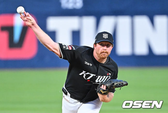 [OSEN=창원, 이석우 기자] 16일 창원NC파크에서 2026 신한 SOL KBO 리그 NC 다이노스와 KT 위즈의 경기가 열렸다. 홈팀 NC는 구창모가, 방문팀 KT는 사우어가 선발 출전했다. KT 위즈 선발투수 사우어가 역투하고 있다. 2026.04.16 / foto0307@osen.co.kr