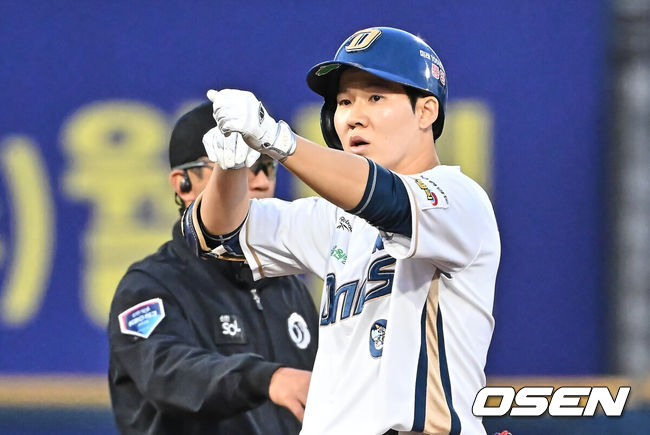 [OSEN=창원, 이석우 기자] 16일 창원NC파크에서 2026 신한 SOL KBO 리그 NC 다이노스와 KT 위즈의 경기가 열렸다. 홈팀 NC는 구창모가, 방문팀 KT는 사우어가 선발 출전했다. NC 다이노스 박민우가 1회말 1사 3루 우익수 오른쪽 1타점 2루타를 치고 세리머니를 하고 있다. 2026.04.16 / foto0307@osen.co.kr