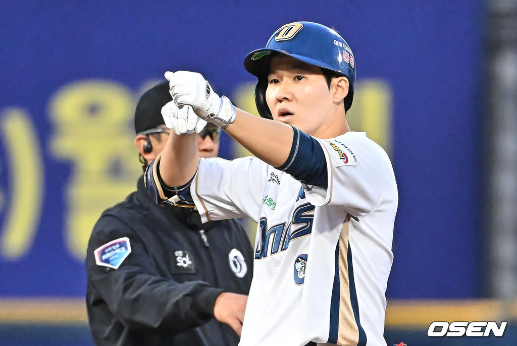 16일 창원NC파크에서 2026 신한 SOL KBO 리그 NC 다이노스와 KT 위즈의 경기가 열렸다. 홈팀 NC는 구창모가, 방문팀 KT는 사우어가 선발 출전했다. NC 다이노스 박민우가 1회말 1사 3루 우익수 오른쪽 1타점 2루타를 치고 세리머니를 하고 있다. 2026.04.16 / foto0307@osen.co.kr
