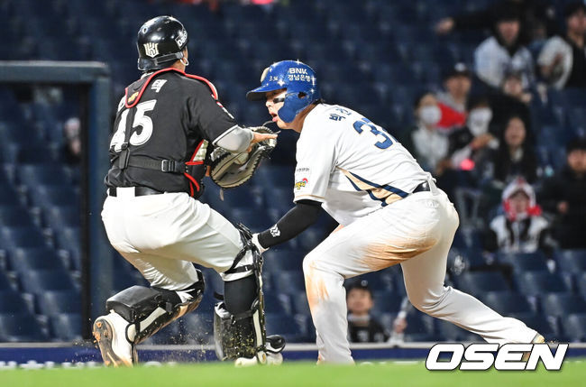 [OSEN=창원, 이석우 기자] 16일 창원NC파크에서 2026 신한 SOL KBO 리그 NC 다이노스와 KT 위즈의 경기가 열렸다. 홈팀 NC는 구창모가, 방문팀 KT는 사우어가 선발 출전했다. NC 다이노스 박건우가 6회말 1사 2,3루 안중열의 번트 실패 후 협살당하고 있다. 2026.04.16 / foto0307@osen.co.kr