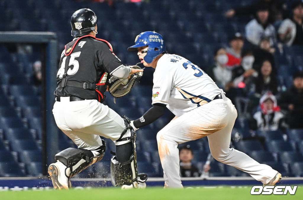 16일 창원NC파크에서 2026 신한 SOL KBO 리그 NC 다이노스와 KT 위즈의 경기가 열렸다. 홈팀 NC는 구창모가, 방문팀 KT는 사우어가 선발 출전했다. NC 다이노스 박건우가 6회말 1사 2,3루 안중열의 번트 실패 후 협살당하고 있다. 2026.04.16 / foto0307@osen.co.kr
