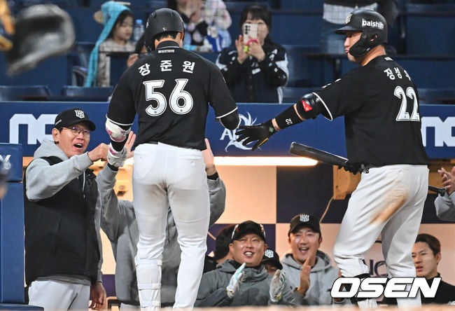[OSEN=창원, 이석우 기자] 16일 창원NC파크에서 2026 신한 SOL KBO 리그 NC 다이노스와 KT 위즈의 경기가 열렸다. 홈팀 NC는 구창모가, 방문팀 KT는 사우어가 선발 출전했다. KT 위즈 이강철 감독이 9회초 1사 좌중월 솔로 홈런을 친 장준원과 하이파이브를 하고 있다. 2026.04.16 / foto0307@osen.co.kr