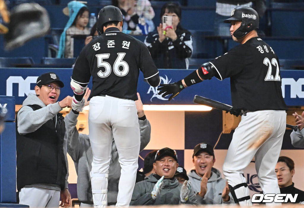 16일 창원NC파크에서 2026 신한 SOL KBO 리그 NC 다이노스와 KT 위즈의 경기가 열렸다. 홈팀 NC는 구창모가, 방문팀 KT는 사우어가 선발 출전했다. KT 위즈 이강철 감독이 9회초 1사 좌중월 솔로 홈런을 친 장준원과 하이파이브를 하고 있다. 2026.04.16 / foto0307@osen.co.kr