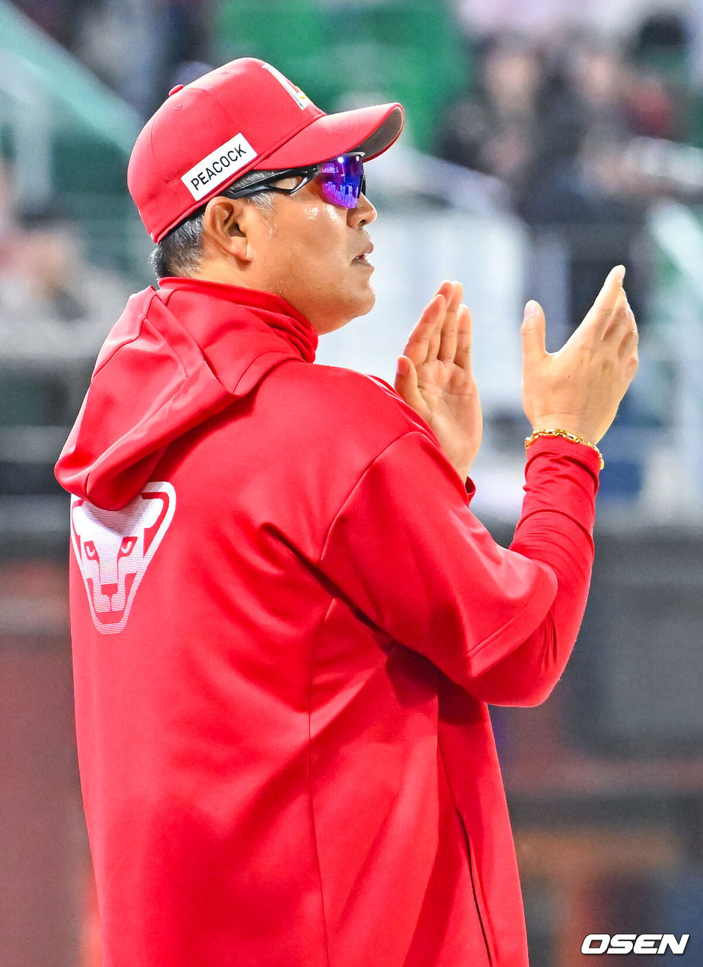 16일 오후 인천 SSG랜더스필드에서 ‘2026 신한 SOL Bank KBO리그' SSG 랜더스와 두산 베어스의 경기가 진행됐다.이 경기에서 SSG은 두산에 2-1 역전승을 거뒀다. SSG는 6연패 뒤 2연승을 달리며 주중 3연전을 위닝시리즈로 장식했다.경기를 마치고 SSG 이숭용 감독이 박수를 보내고 있다. 2026.04.16 / rumi@osen.co.kr