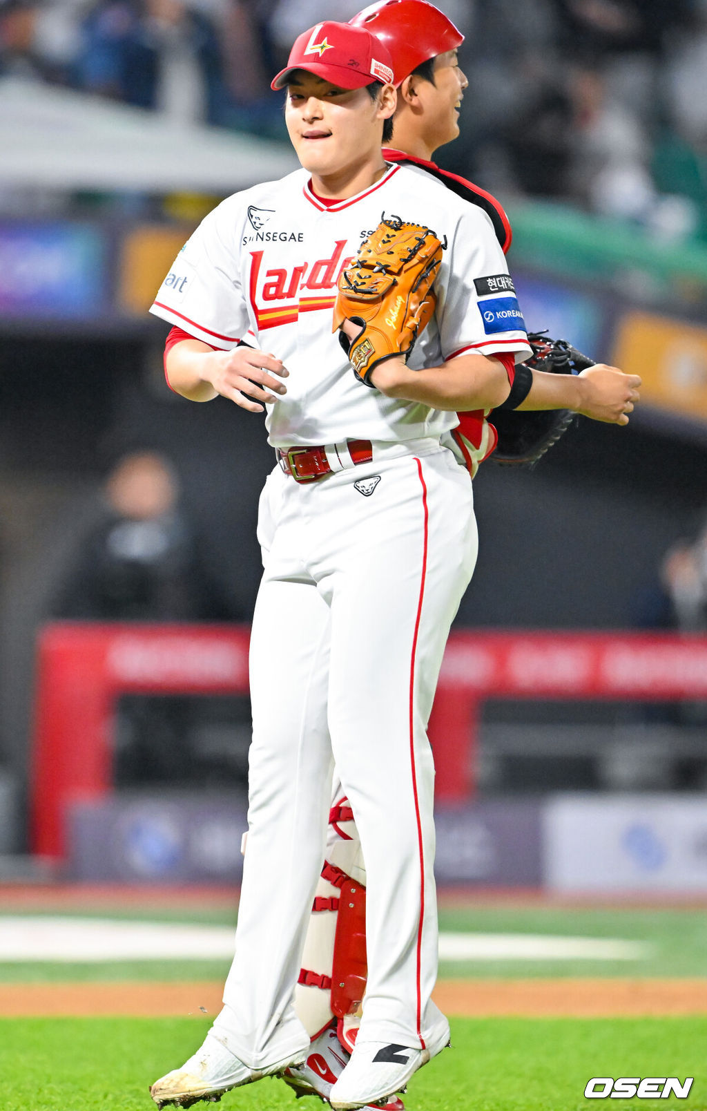 16일 오후 인천 SSG랜더스필드에서 ‘2026 신한 SOL Bank KBO리그' SSG 랜더스와 두산 베어스의 경기가 진행됐다.이 경기에서 SSG은 두산에 2-1 역전승을 거뒀다. SSG는 6연패 뒤 2연승을 달리며 주중 3연전을 위닝시리즈로 장식했다.경기를 마치고 SSG 조병현이 조형우와 바디첵 하이파이브를 하고 있다. 2026.04.16 / rumi@osen.co.kr