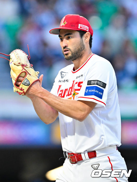 [OSEN=인천, 민경훈 기자] 16일 오후 인천 SSG랜더스필드에서 ‘2026 신한 SOL Bank KBO리그' SSG 랜더스와 두산 베어스의 경기가 진행됐다.이날 SSG는 화이트를, 두산은 곽빈을 선발투수로 내세웠다.2회초를 마친 SSG 선발 화이트가 박수를 치고 있다. 2026.04.16 / rumi@osen.co.kr