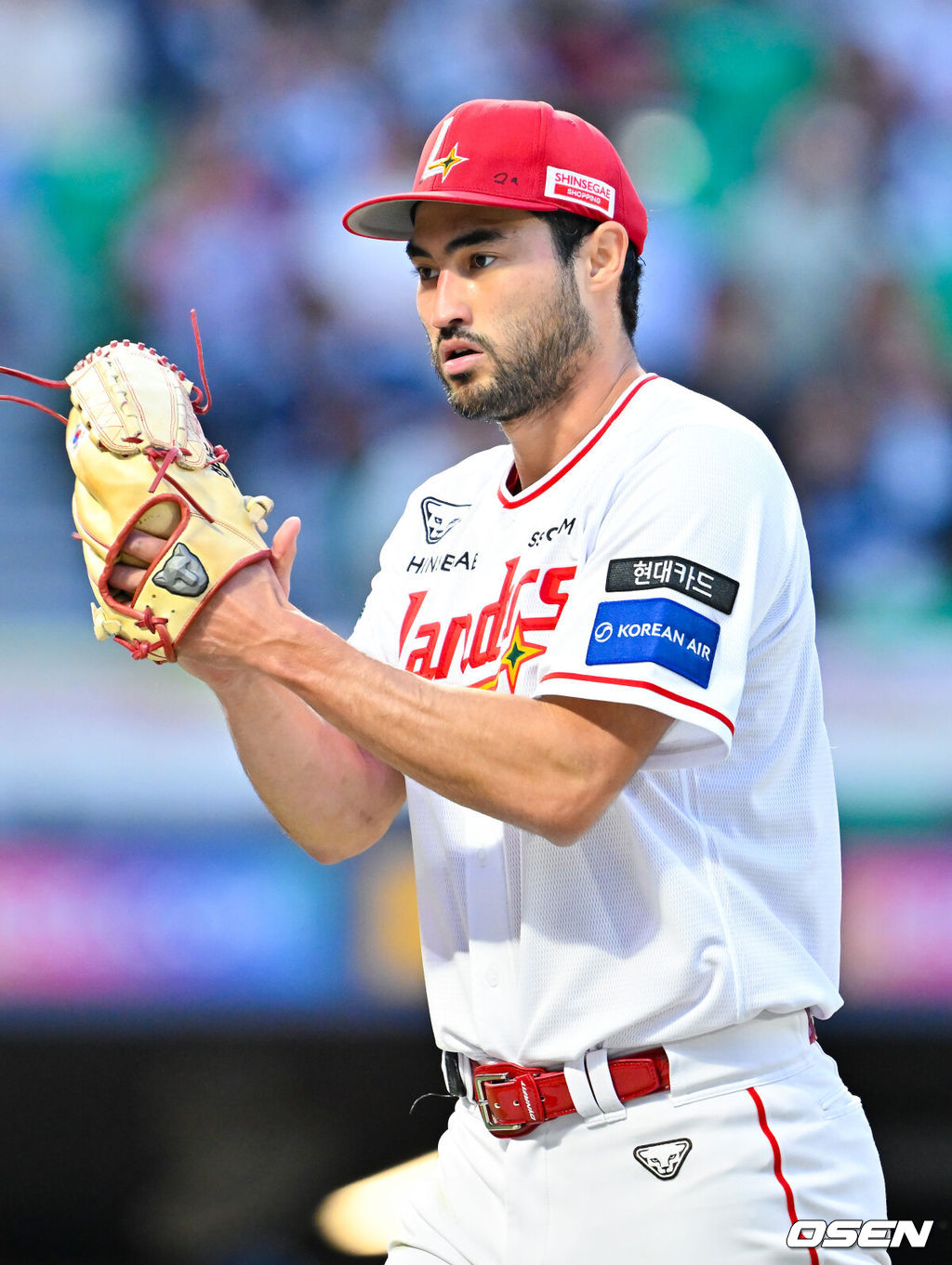 16일 오후 인천 SSG랜더스필드에서 ‘2026 신한 SOL Bank KBO리그' SSG 랜더스와 두산 베어스의 경기가 진행됐다.이날 SSG는 화이트를, 두산은 곽빈을 선발투수로 내세웠다.2회초를 마친 SSG 선발 화이트가 박수를 치고 있다. 2026.04.16 / rumi@osen.co.kr