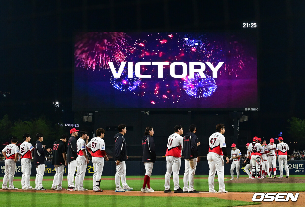 KIA 타이거즈가 패배를 잊었다. 16일 광주-기아 챔피언스필드에서 2026 프로야구 키움 히어로즈를 상대로 5-1 역전승을 거두었다. 기분좋은 시리즈 스윕과 함께 7연승을 질주했다. 시즌 9승7패. 선발 제임스 네일과 이적생 홍민규가 호투를 펼쳤다. 한준수의 동점적시타, 카스트로의 역전 투런홈런, 김호령의 쐐기 2타점 2루타가 빛났다. 키움은 기본을 잊은 수비에 발목이 잡혀 1승 설욕에 실패했다. 경기를 마치고 KIA 선수들이 승리를 기뻐하고 있다. 2026.04.16 / jpnews@osen.co.kr