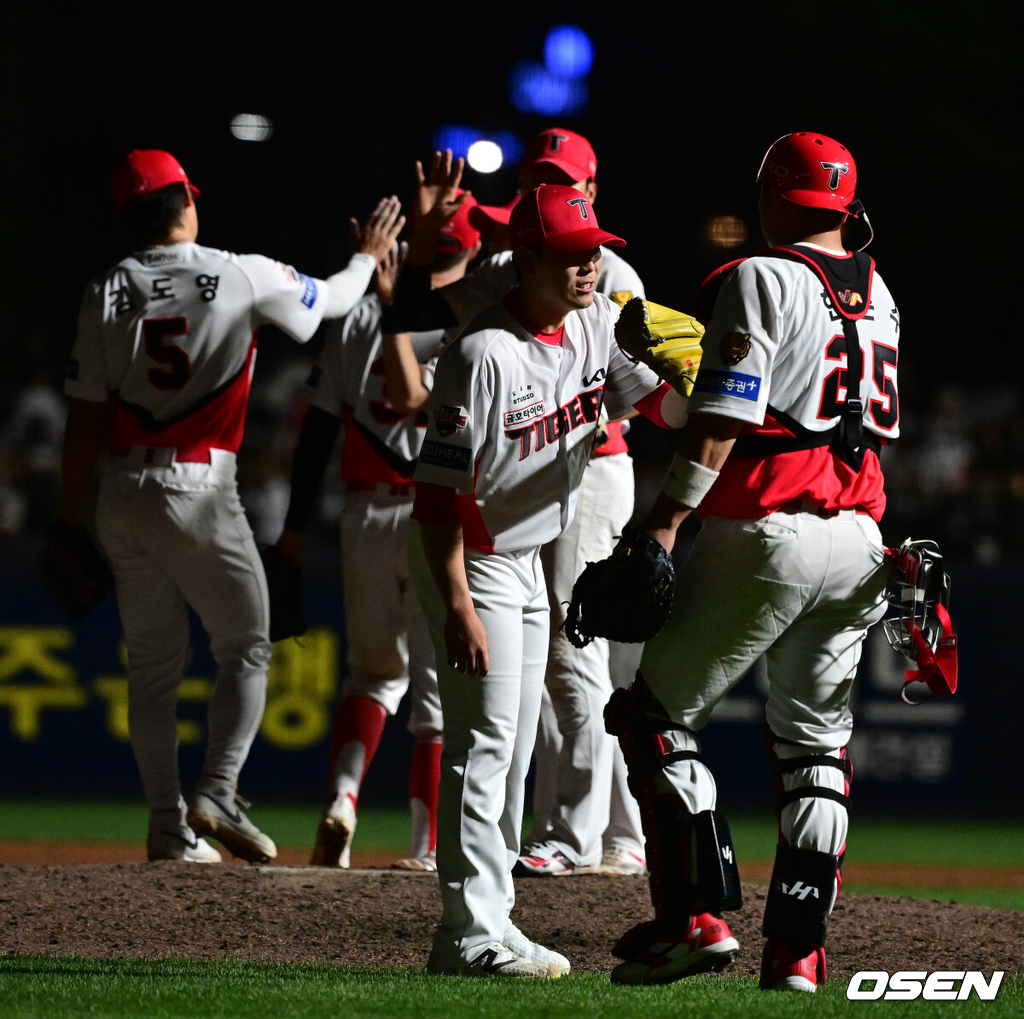KIA 타이거즈가 패배를 잊었다. 16일 광주-기아 챔피언스필드에서 2026 프로야구 키움 히어로즈를 상대로 5-1 역전승을 거두었다. 기분좋은 시리즈 스윕과 함께 7연승을 질주했다. 시즌 9승7패. 선발 제임스 네일과 이적생 홍민규가 호투를 펼쳤다. 한준수의 동점적시타, 카스트로의 역전 투런홈런, 김호령의 쐐기 2타점 2루타가 빛났다. 키움은 기본을 잊은 수비에 발목이 잡혀 1승 설욕에 실패했다. 경기를 마치고 KIA 선수들이 승리를 기뻐하고 있다. 2026.04.16 / jpnews@osen.co.kr