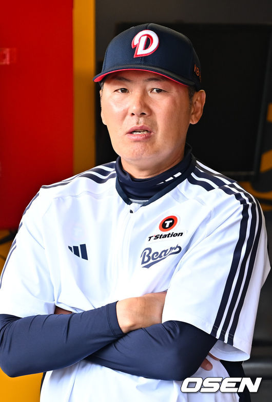 [OSEN=인천, 민경훈 기자] 16일 오후 인천 SSG랜더스필드에서 ‘2026 신한 SOL Bank KBO리그' SSG 랜더스와 두산 베어스의 경기가 진행됐다.이날 SSG는 화이트를, 두산은 곽빈을 선발투수로 내세웠다.경기 전 두산 김원형 감독이 덕아웃에서 그라운드를 바라보고 있다. 2026.04.16 / rumi@osen.co.kr