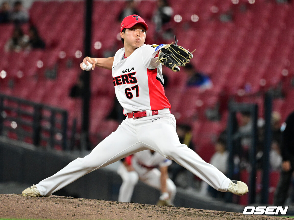 16일 광주-기아 챔피언스필드에서 KIA 타이거즈와 키움 히어로즈의 경기가 열렸다.7연승을 노리는 KIA는 제임스 네일, 최하위 키움은 알칸타라를 선발로 내세웠다.6회초 KIA 홍민규가 역투하고 있다. 2026.04.16 / jpnews@osen.co.kr