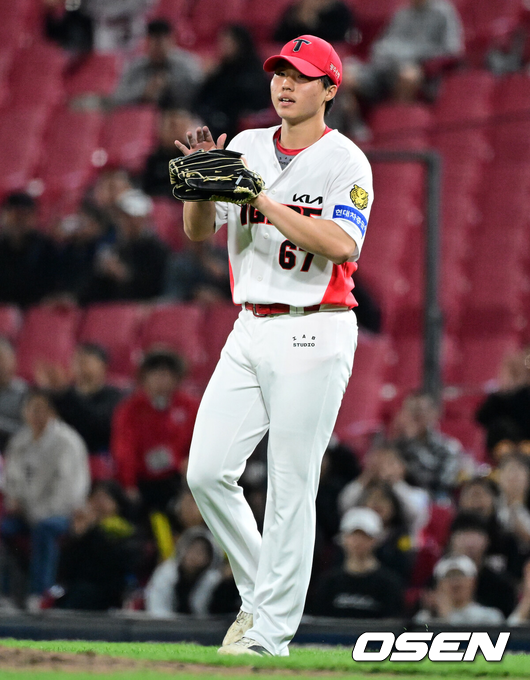 [OSEN=광주, 지형준 기자] 16일 광주-기아 챔피언스필드에서 KIA 타이거즈와 키움 히어로즈의 경기가 열렸다.7연승을 노리는 KIA는 제임스 네일, 최하위 키움은 알칸타라를 선발로 내세웠다.7회초 1사에서 KIA 홍민규가 키움 최재영을 2루 땅볼 처리하며 기뻐하고 있다. 2026.04.16 / jpnews@osen.co.kr