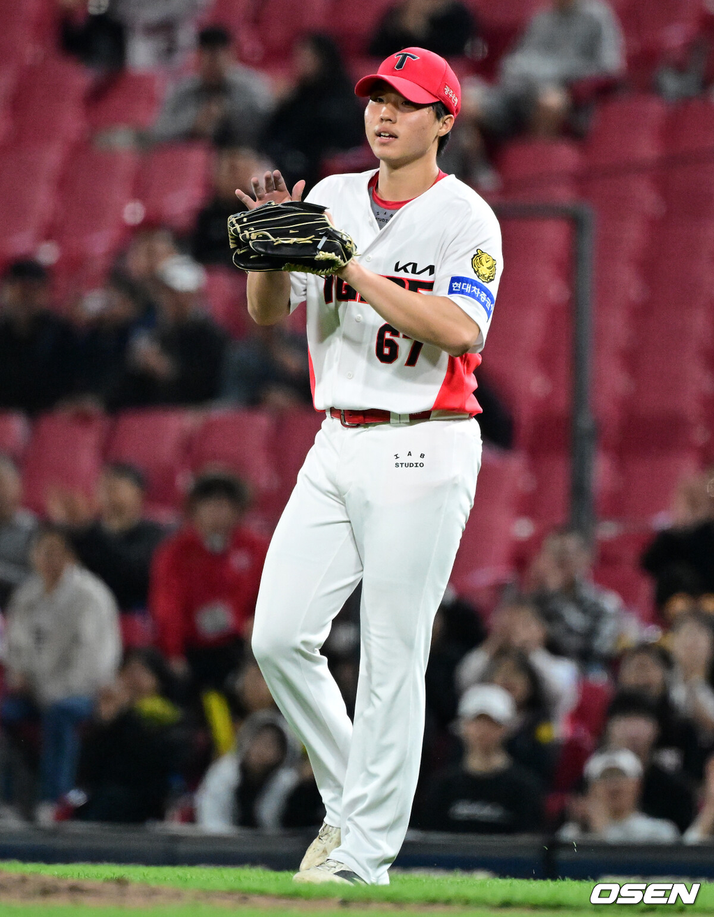 16일 광주-기아 챔피언스필드에서 KIA 타이거즈와 키움 히어로즈의 경기가 열렸다.7연승을 노리는 KIA는 제임스 네일, 최하위 키움은 알칸타라를 선발로 내세웠다.7회초 1사에서 KIA 홍민규가 키움 최재영을 2루 땅볼 처리하며 기뻐하고 있다. 2026.04.16 / jpnews@osen.co.kr