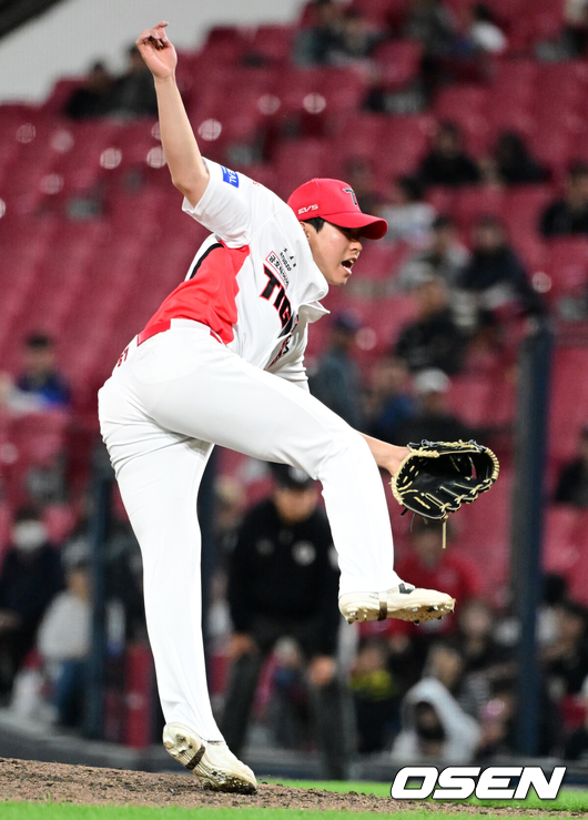 [OSEN=광주, 지형준 기자] 16일 광주-기아 챔피언스필드에서 KIA 타이거즈와 키움 히어로즈의 경기가 열렸다.7연승을 노리는 KIA는 제임스 네일, 최하위 키움은 알칸타라를 선발로 내세웠다.6회초 KIA 홍민규가 역투하고 있다. 2026.04.16 / jpnews@osen.co.kr