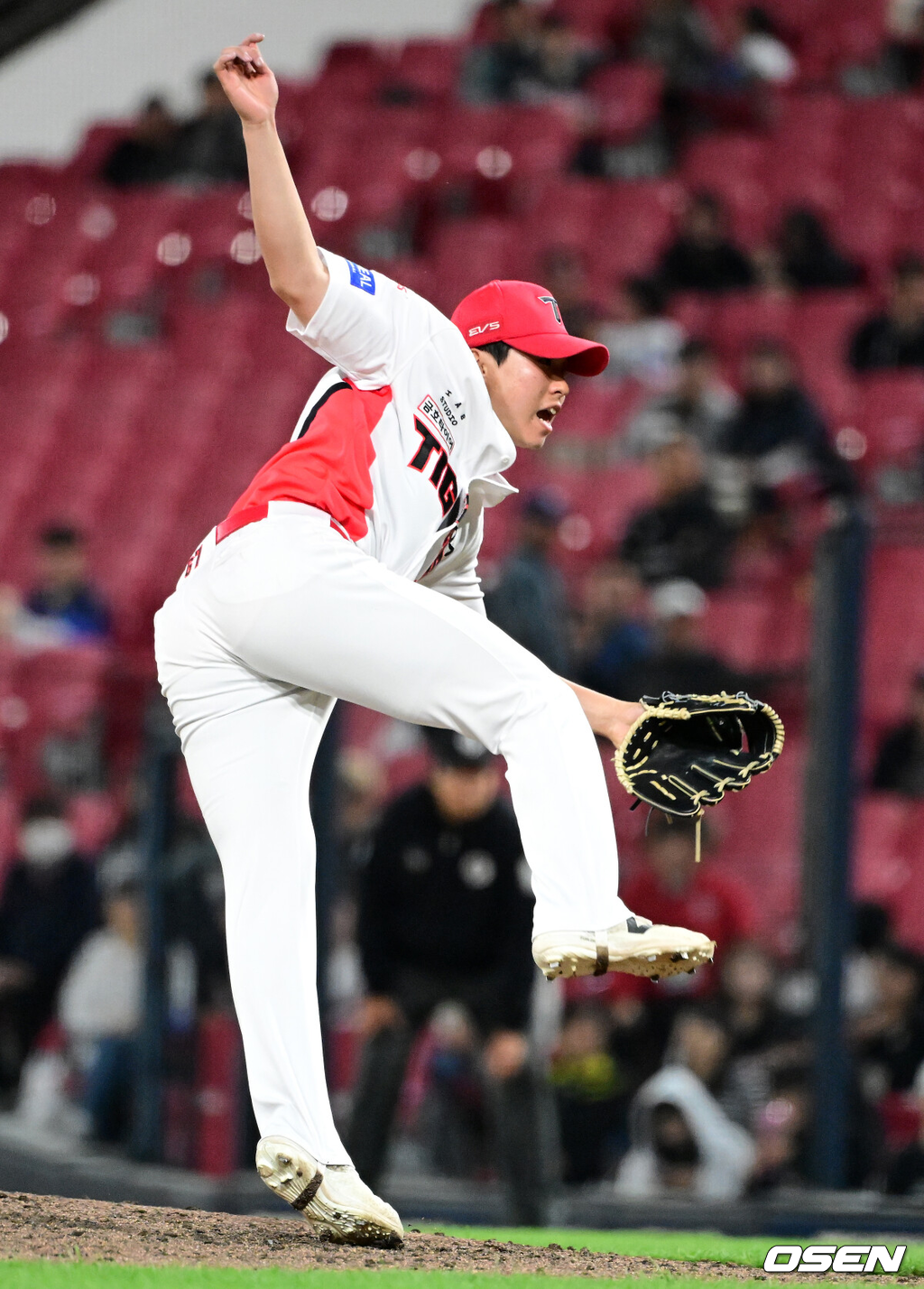 16일 광주-기아 챔피언스필드에서 KIA 타이거즈와 키움 히어로즈의 경기가 열렸다.7연승을 노리는 KIA는 제임스 네일, 최하위 키움은 알칸타라를 선발로 내세웠다.6회초 KIA 홍민규가 역투하고 있다. 2026.04.16 / jpnews@osen.co.kr