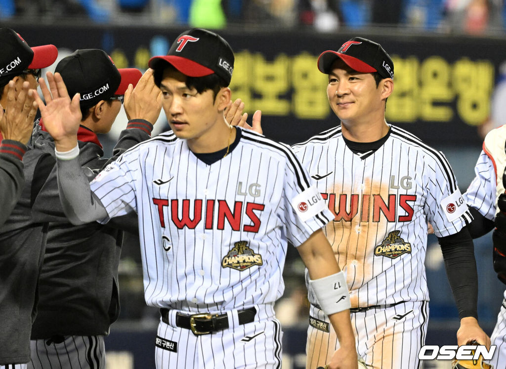 프로야구 LG 트윈스가 롯데 자이언츠를 꺾고 위닝에 성공했다. LG는 16일 서울 잠실구장에서 열린 2026 KBO리그 롯데와 경기에서 7-4로 승리했다. LG는 선발 타자 전원 출루 기록을 세웠고, 문성주가 결승타 포함 4타수 2안타 2타점으로 활약했다. 경기 종료 후 LG 오지환이 승리의 기쁨을 나누고 있다. 2026.04.16 /sunday@osen.co.kr