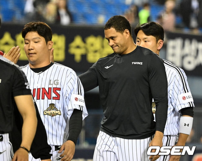 [OSEN=잠실, 이대선 기자] 프로야구&nbsp;LG 트윈스가 롯데 자이언츠를 꺾고 위닝에 성공했다.&nbsp;LG는 16일 서울 잠실구장에서 열린 2026 KBO리그 롯데와 경기에서 7-4로 승리했다. LG는 선발 타자 전원 출루 기록을 세웠고, 문성주가 결승타 포함 4타수 2안타 2타점으로 활약했다.&nbsp;경기 종료 후 LG 치리노스가 승리의 기쁨을 나누고 있다. 2026.04.16 /sunday@osen.co.kr