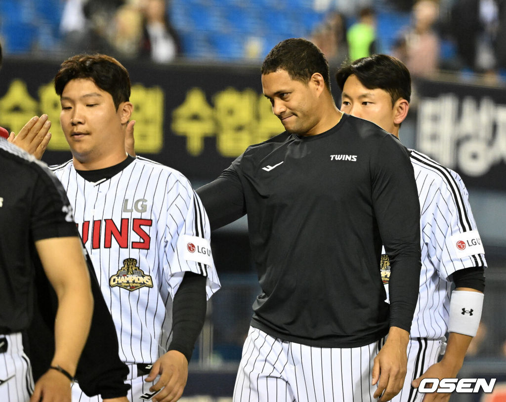 프로야구 LG 트윈스가 롯데 자이언츠를 꺾고 위닝에 성공했다. LG는 16일 서울 잠실구장에서 열린 2026 KBO리그 롯데와 경기에서 7-4로 승리했다. LG는 선발 타자 전원 출루 기록을 세웠고, 문성주가 결승타 포함 4타수 2안타 2타점으로 활약했다. 경기 종료 후 LG 치리노스가 승리의 기쁨을 나누고 있다. 2026.04.16 /sunday@osen.co.kr