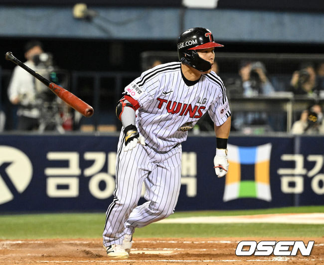 [OSEN=잠실, 이대선 기자] 16일 서울 잠실야구장에서 2026 신한 SOL KBO리그 LG 트윈스와 롯데 자이언츠의 경기가 열렸다.이날 LG는 치리노스, 롯데는 로드리게스를 선발로 내세웠다.7회초 2사 만루에서 LG 문성주가 우전 2타점 적시타를 치고 있다. 2026.04.16 /sunday@osen.co.kr