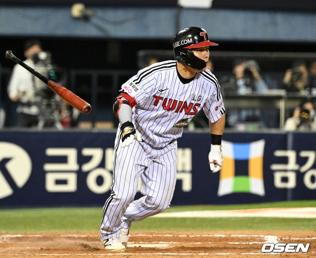 16일 서울 잠실야구장에서 2026 신한 SOL KBO리그 LG 트윈스와 롯데 자이언츠의 경기가 열렸다.이날 LG는 치리노스, 롯데는 로드리게스를 선발로 내세웠다.7회초 2사 만루에서 LG 문성주가 우전 2타점 적시타를 치고 있다. 2026.04.16 /sunday@osen.co.kr