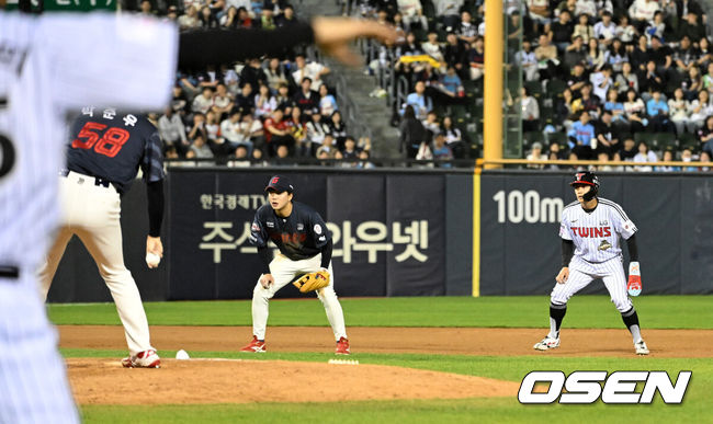 [OSEN=잠실, 이대선 기자] 16일 서울 잠실야구장에서 2026 신한 SOL KBO리그 LG 트윈스와 롯데 자이언츠의 경기가 열렸다.이날 LG는 치리노스, 롯데는 로드리게스를 선발로 내세웠다.7회말 1사 2,3루에서 LG 2루주자 최원영이 상대 수비진이 전신수비를 하자 마운드 근처에서 주루 플레이를 펼치고 있다. 2026.04.16 /sunday@osen.co.kr