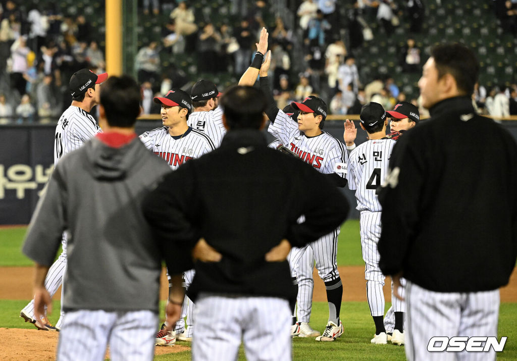 프로야구 LG 트윈스가 롯데 자이언츠를 꺾고 위닝에 성공했다. LG는 16일 서울 잠실구장에서 열린 2026 KBO리그 롯데와 경기에서 7-4로 승리했다. LG는 선발 타자 전원 출루 기록을 세웠고, 문성주가 결승타 포함 4타수 2안타 2타점으로 활약했다. 경기 종료 후 LG 선수들이 승리의 기쁨을 나누고 있다. 2026.04.16 /sunday@osen.co.kr