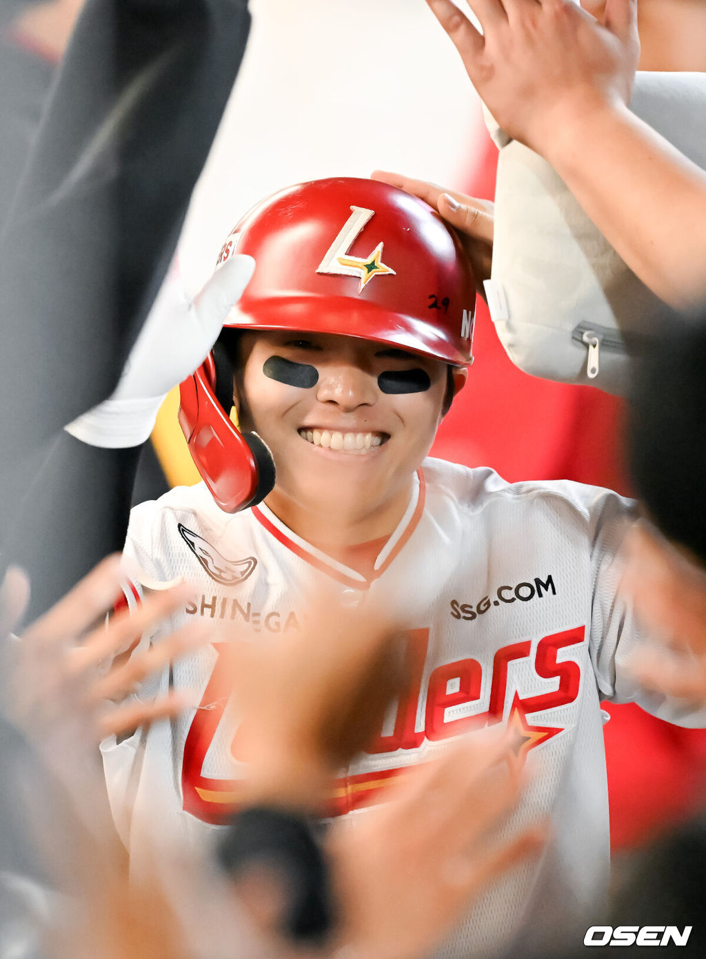 15일 오후 인천 SSG랜더스필드에서 ‘2026 신한 SOL Bank KBO리그' SSG 랜더스와 두산 베어스의 경기가 진행됐다.이날 SSG는 최민준을, 두산은 이영하를 선발투수로 내세웠다.8회말 2사 SSG 정준재가 우월 솔로 홈런을 때린 후 덕아웃에서 축하를 받고 있다. 2026.04.15 / rumi@osen.co.kr