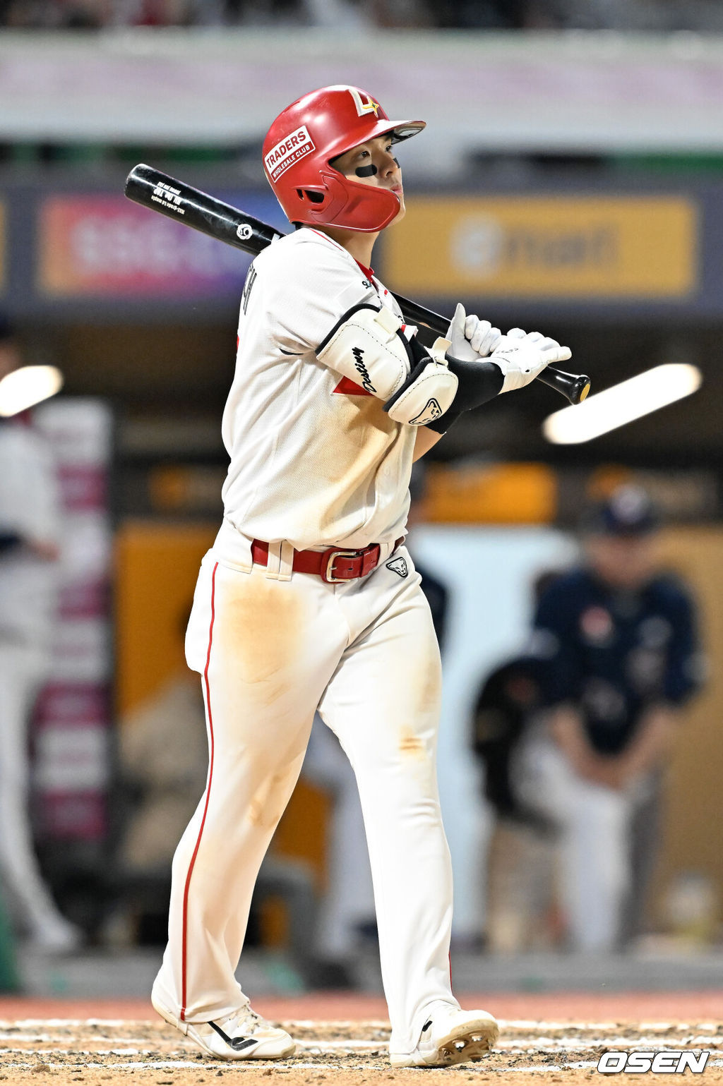 16일 오후 인천 SSG랜더스필드에서 ‘2026 신한 SOL Bank KBO리그' SSG 랜더스와 두산 베어스의 경기가 진행됐다.이날 SSG는 화이트를, 두산은 곽빈을 선발투수로 내세웠다.7회말 2사 주자 2,3루 SSG 정준재가 타석에서 볼넷을 얻어내며 출루하고 있다. 2026.04.16 / rumi@osen.co.kr