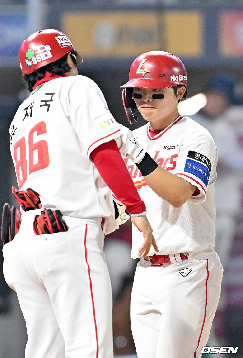 15일 오후 인천 SSG랜더스필드에서 ‘2026 신한 SOL Bank KBO리그' SSG 랜더스와 두산 베어스의 경기가 진행됐다.이날 SSG는 최민준을, 두산은 이영하를 선발투수로 내세웠다.8회말 2사 SSG 정준재가 우월 솔로 홈런을 때린 후 홈을 밟고 있다. 2026.04.15 / rumi@osen.co.kr