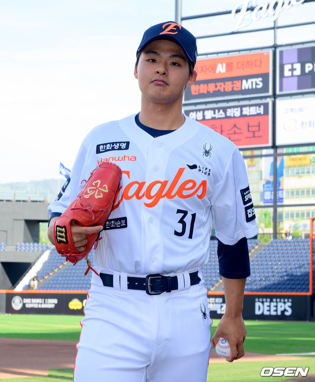 14일 대전 한화생명 볼파크에서 2026 신한 SOL KBO리그 한화 이글스와 삼성 라이온즈의 경기가 열렸다.3연패 중인 한화는 문동주, 4연승을 노리는 삼성은 최원태가 선발로 나섰다. 경기에 앞서 한화는 두산 베어스와 외야수 손아섭을 보내고 좌완 투수 이교훈과 현금 1억5000만원을 받는 트레이드를 단행했다.한화 이교휸이 포토타임을 하고 있다. 2026.04.14 / jpnews@osen.co.kr