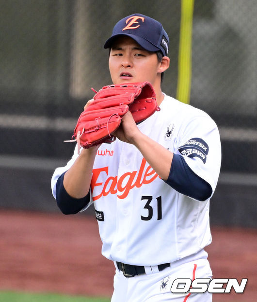 [OSEN=대전, 지형준 기자] 15일 대전 한화생명 볼파크에서 2026 신한 SOL KBO리그 한화 이글스와 삼성 라이온즈의 경기가 열렸다.4연패 중인 한화는 윌켈 에르난데스, 5연승을 노리는 삼성은 양창섭이 선발로 나섰다.&nbsp;한화 이교훈이 훈련을 하고 있다. 2026.04.15&nbsp;/ jpnews@osen.co.kr