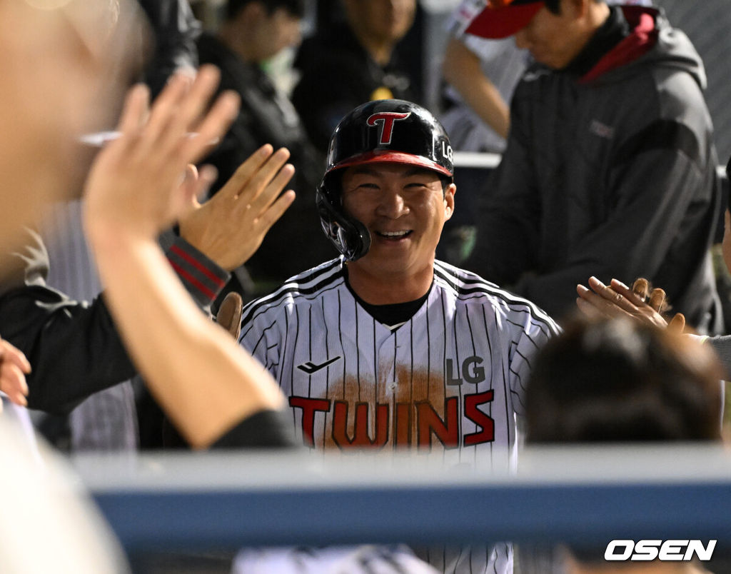 16일 서울 잠실야구장에서 2026 신한 SOL KBO리그 LG 트윈스와 롯데 자이언츠의 경기가 열렸다.이날 LG는 치리노스, 롯데는 로드리게스를 선발로 내세웠다.7회말 1사 2,3루에서 LG 박동원의 땅볼 때 3루주자 오지환이 득점 후 환호하고 있다. 2026.04.16 /sunday@osen.co.kr