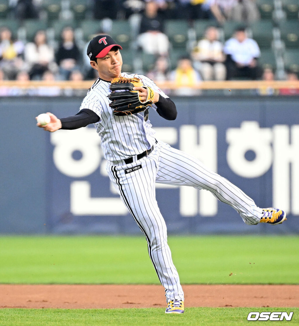 프로야구 LG 트윈스가 롯데 자이언츠를 꺾고 8연승을 질주했다.  LG는 14일 서울 잠실구장에서 열린 2026 KBO리그 롯데와 시즌 첫 '엘롯라시코'에서 2-1 한 점 차 승리를 거뒀다. 1-1 동점인 8회 오스틴의 결승 솔로 홈런이 터지면서 '연승'을 8까지 늘렸다. 1회초 무사에서 LG 오지환이 롯데 황성빈을 땅볼 처리하고 있다. 2026.04.14 /sunday@osen.co.kr