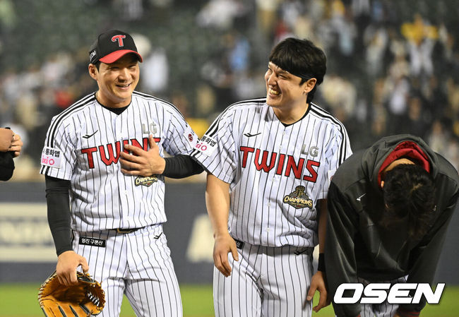 [OSEN=잠실, 이대선 기자] 프로야구 LG 트윈스가 롯데 자이언츠를 꺾고 8연승을 질주했다.  LG는 14일 서울 잠실구장에서 열린 2026 KBO리그 롯데와 시즌 첫 '엘롯라시코'에서 2-1 한 점 차 승리를 거뒀다. 1-1 동점인 8회 오스틴의 결승 솔로 홈런이 터지면서 '연승'을 8까지 늘렸다. 경기 종료 후 LG 오지환이 동료들과 승리의 기쁨을 나누고 있다. 2026.04.14 /sunday@osen.co.kr