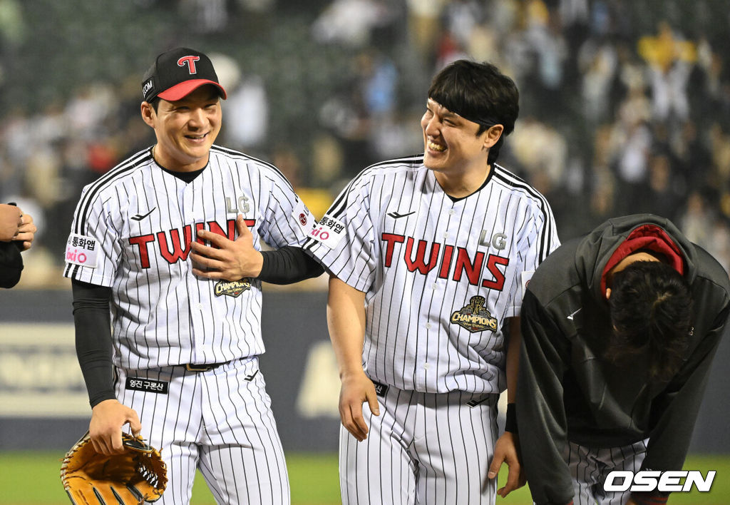 프로야구 LG 트윈스가 롯데 자이언츠를 꺾고 8연승을 질주했다.  LG는 14일 서울 잠실구장에서 열린 2026 KBO리그 롯데와 시즌 첫 '엘롯라시코'에서 2-1 한 점 차 승리를 거뒀다. 1-1 동점인 8회 오스틴의 결승 솔로 홈런이 터지면서 '연승'을 8까지 늘렸다. 경기 종료 후 LG 오지환이 동료들과 승리의 기쁨을 나누고 있다. 2026.04.14 /sunday@osen.co.kr