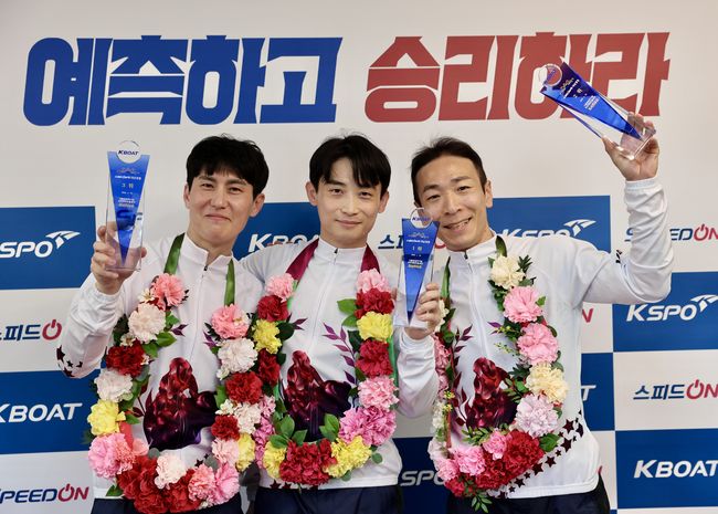 왼쪽부터 3위 김도휘, 1위 박원규, 2위 김민준