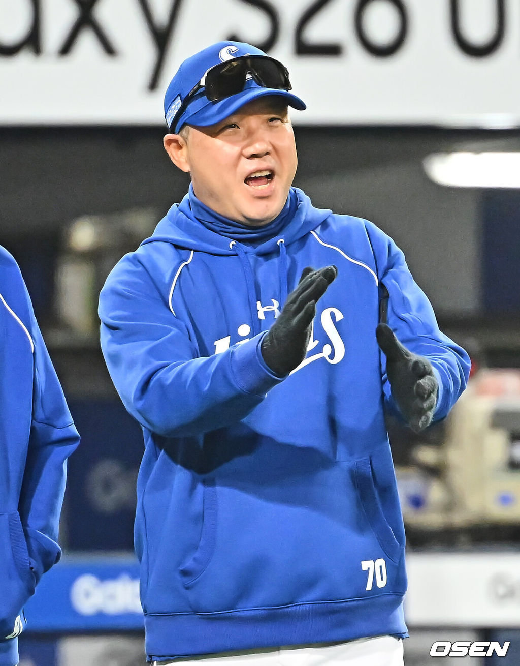 11일 대구삼성라이온즈파크에서 2026 신한 SOL KBO 리그 삼성 라이온즈와 NC 다이노스의 경기가 열렸다. 홈팀 삼성은 오러클린이, 방문팀 NC는 테일러가 선발 출전했다. 삼성 라이온즈 박진만 감독이 5-4로 승리한 후 선수들에게 축하를 하고 있다. 2026.04.11 / foto0307@osen.co.kr